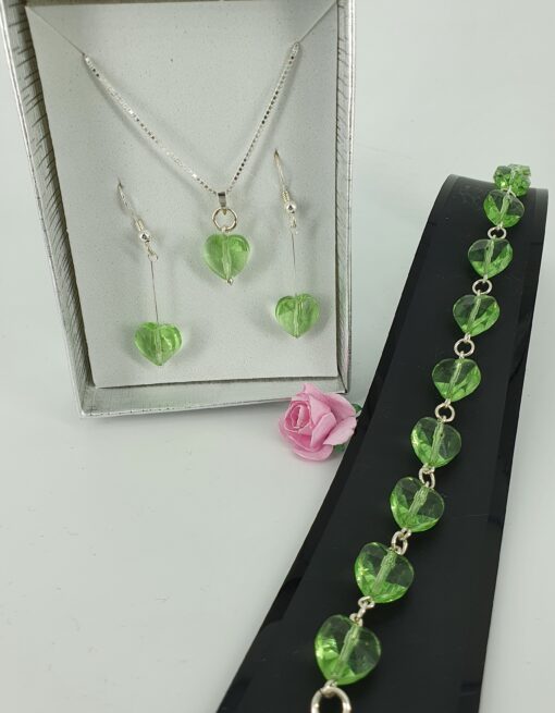 Smykkesett i grønne krystallhjerter og sølv