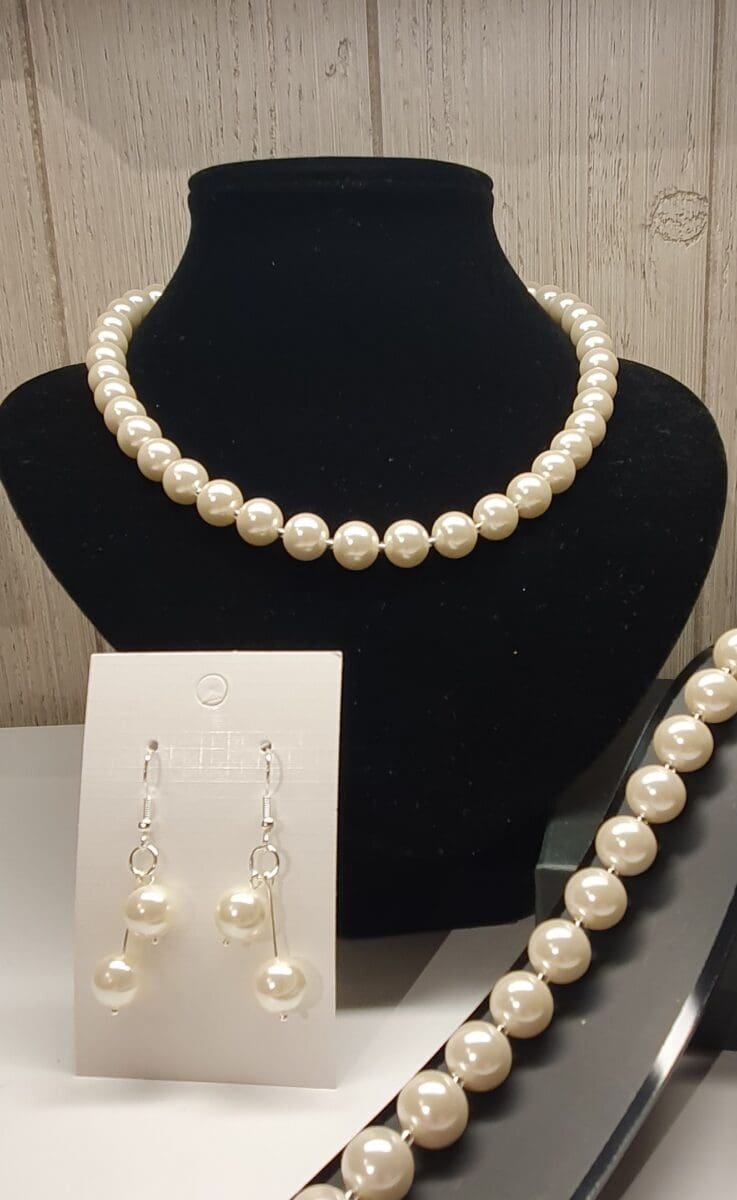 10 mm kremfarget 3- delt smykkesett