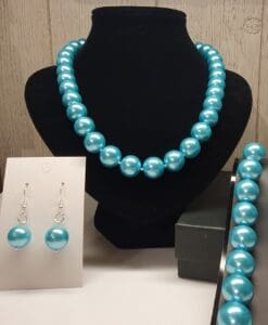 14 mm perlesett i mintgrønne glassperler