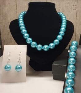 14 mm perlesett i mintgrønne glassperler