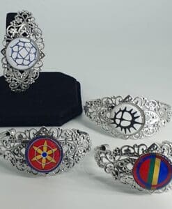 Store, dekorerte armringer med samiskinspirert mønstre. Ø 25 mm