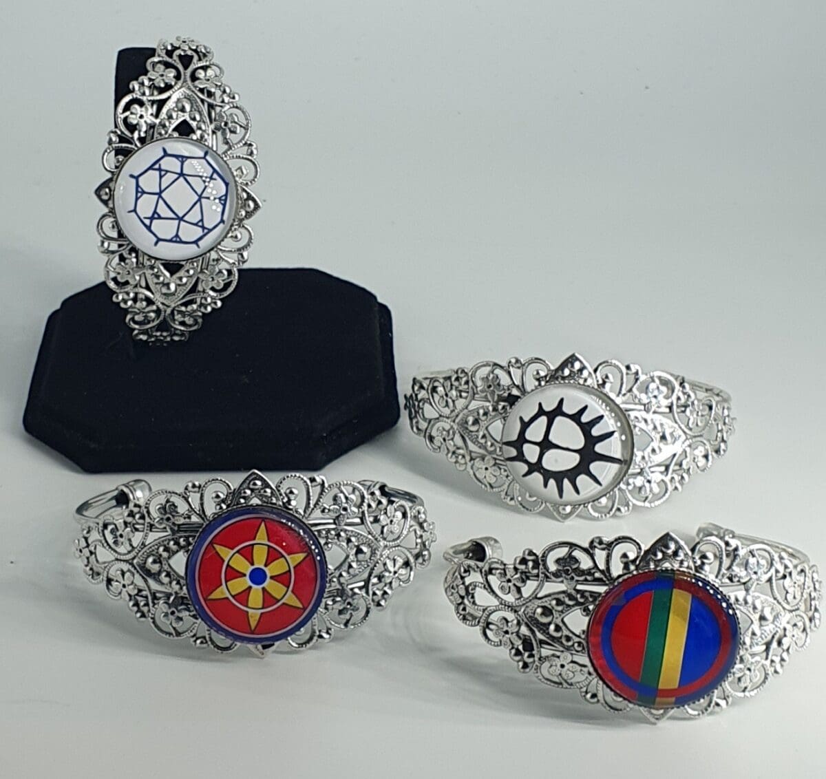 Store, dekorerte armringer med samiskinspirert mønstre. Ø 25 mm