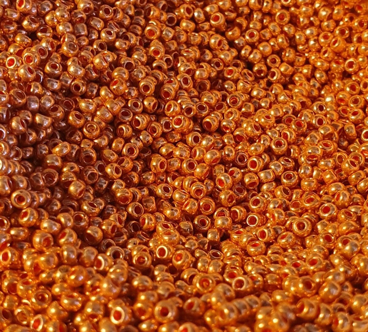 SMÅ 11/0, Preciosa nr 18583, metallisk orangebrun
