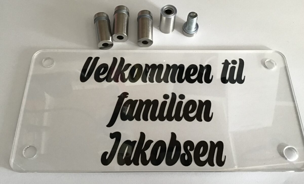 Dørskilt familien Jakobsen