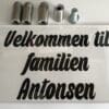 Dørskilt familien Antonsen